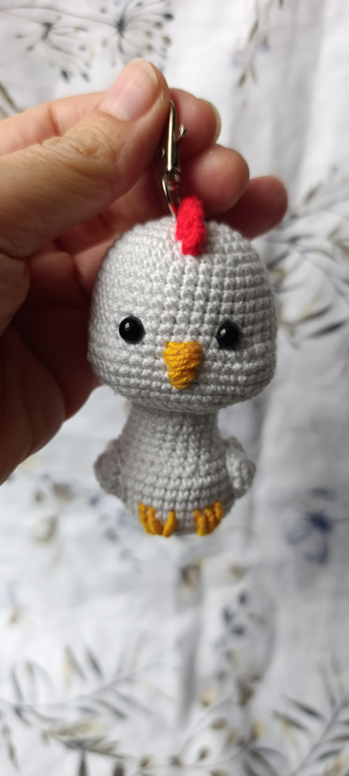 Háčkovaný přívěšek , klíčenka skepička,kuřátko 9cm