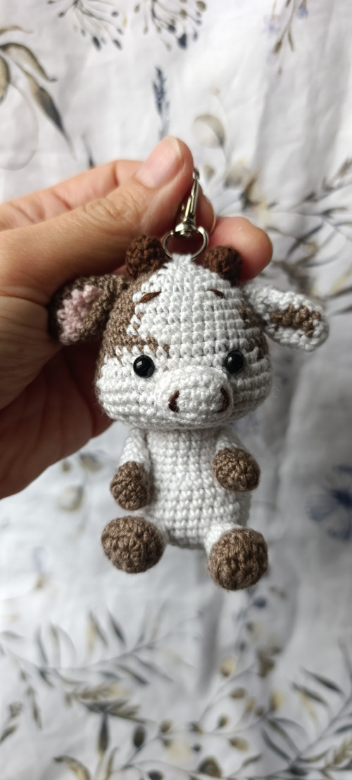 Háčkovaný přívěšek , klíčenka kravička 9cm — foto 1