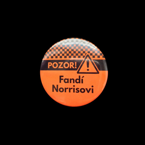 Placka Pozor! Fandí Norrisovi f1