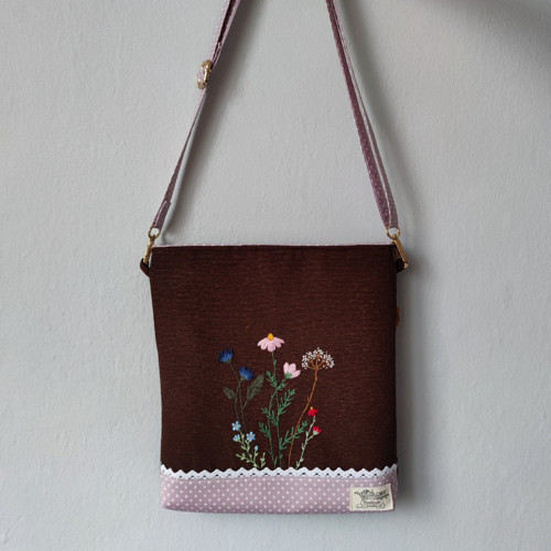 Ručně vyšívaná crossbody