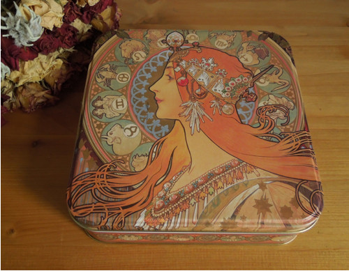 Plechová krabice, Alfons Mucha