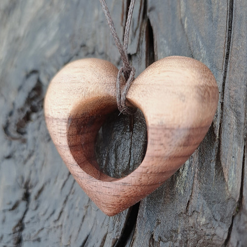 Přívěsek srdíčko z amerického ořechu