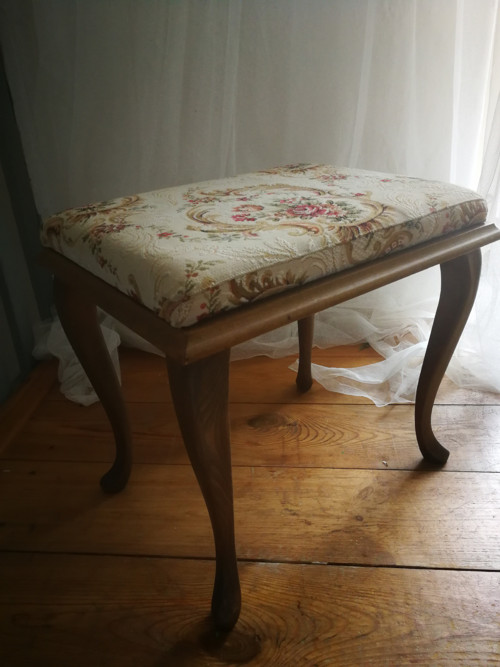 Stolička s gobelínovým čalouněním — foto 1