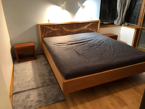 Dvojlôžková posteľ z čerešňového dreva