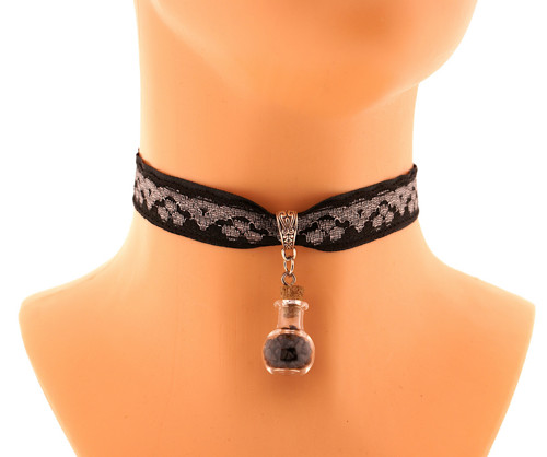 Obojek krajkový choker s přívěškem lahvičky