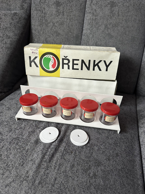 Plastové kořenky Koh-i-noor s držákem na zeď