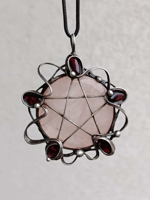 Pentagram Růženín a Granát