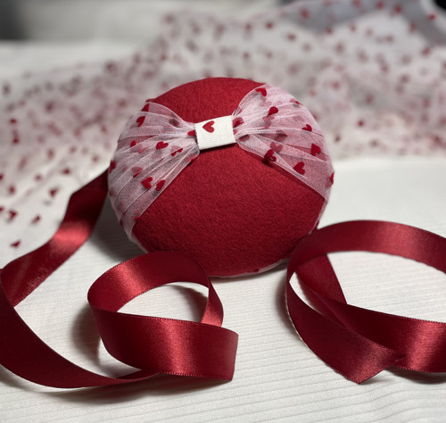 Fascinator se srdíčky