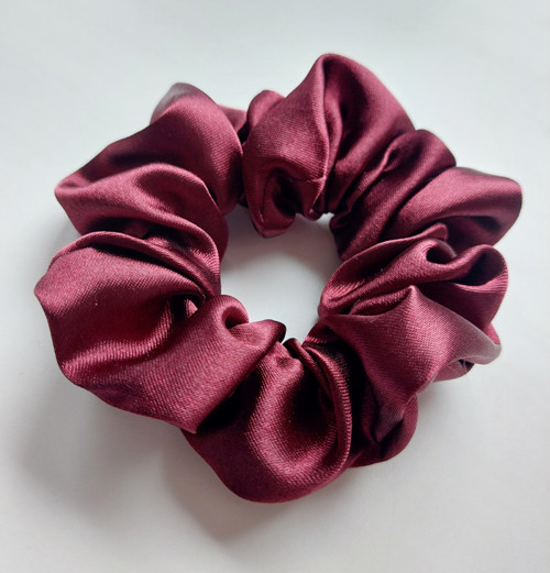 Vínová saténová gumička scrunchie