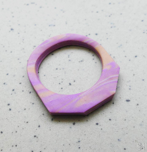Minimalistický fialový fimo prsteň