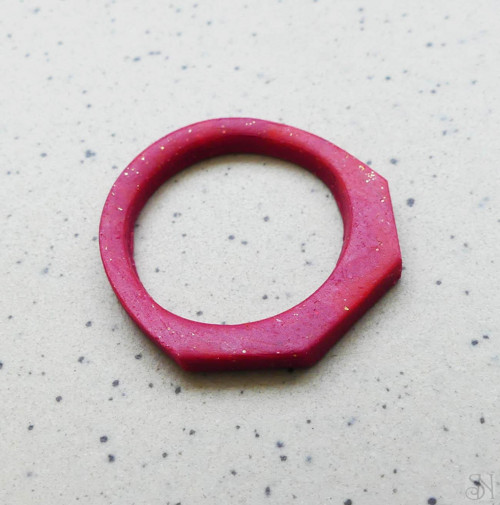 Minimalistický bordový fimo prsteň