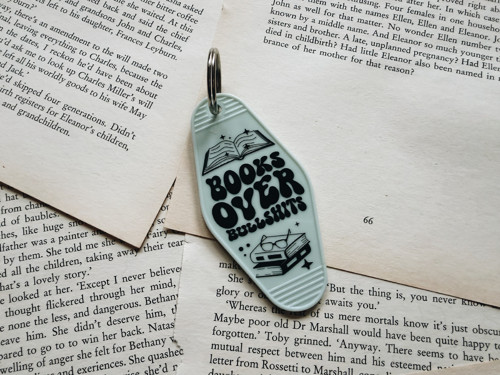 Books Over Bullshits klíčenka