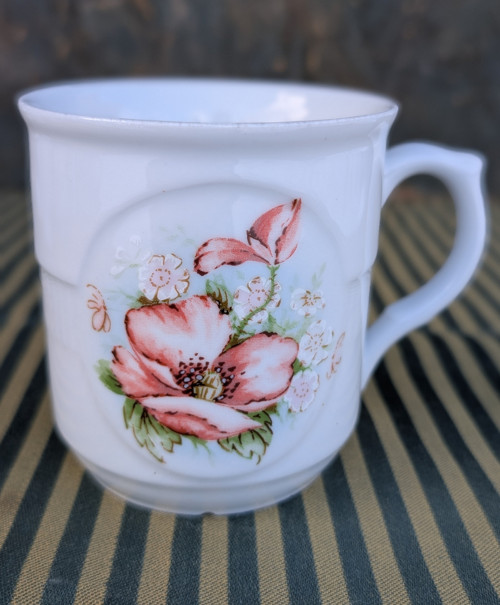 Porcelánový hrnek vlčí mák, zn.Epiag.