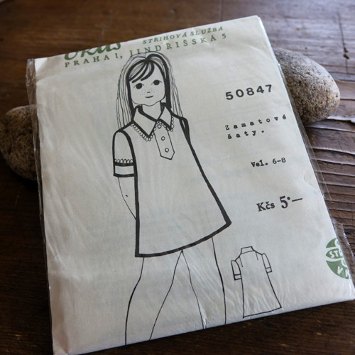 VKUS ... střih č. 50847 ... dívčí šaty — foto 1
