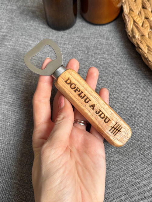 Dřevěný otvírák na pivo „Dopiju a jdu"