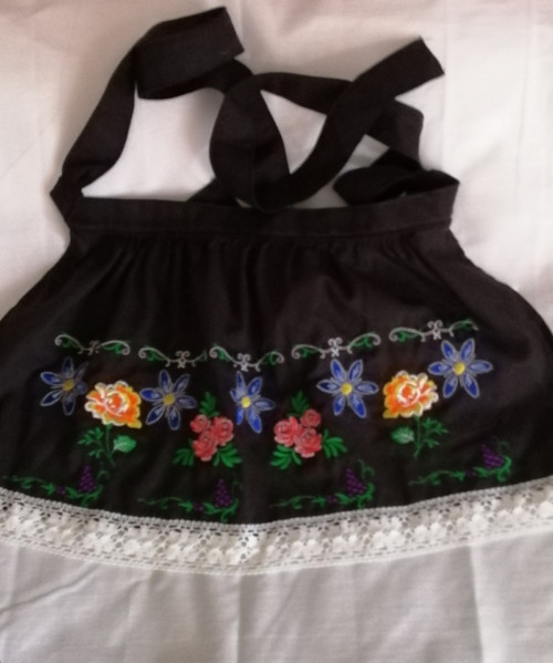 Zástěrka, zástěra ke kroji. Folklor. — foto 1