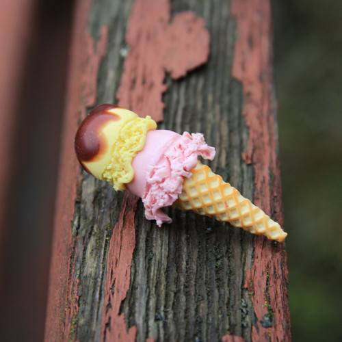 Dva kopečky (pin, fimo)