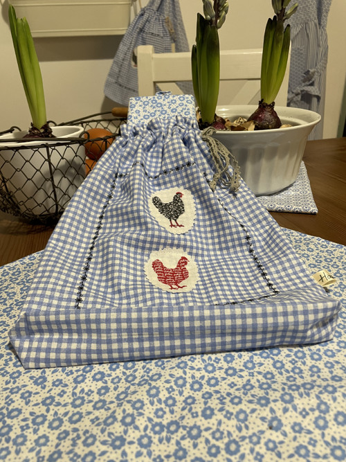 Dekorační pytlík s výšivkou v sadě s ubrouskem.