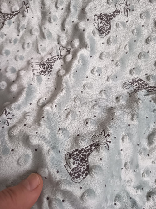 Krásné minky - šedostříbrné, lesklé - cca 1,8m