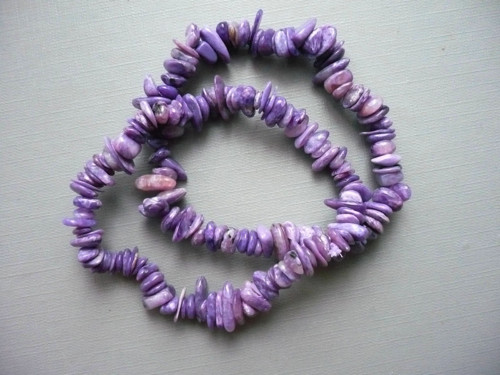 Minerální zlomky 20 cm - čaroit AAA