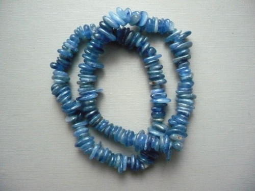 Minerální zlomky 20 cm - kyanit (disthen) KULATÝ