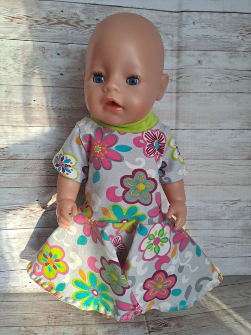 Baby Born 43 cm - barevné šaty