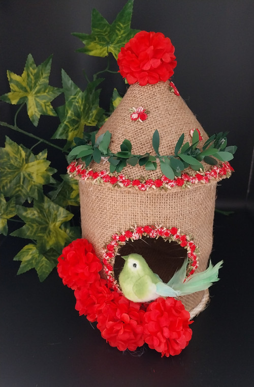 Ptačí budka v přírodních tónech