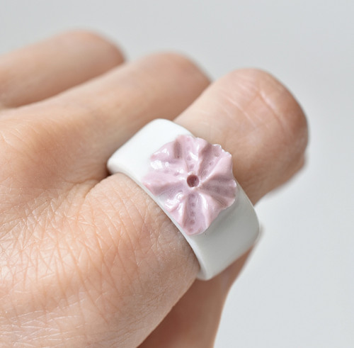 Porcelánový prsten s růžovou kytičkou