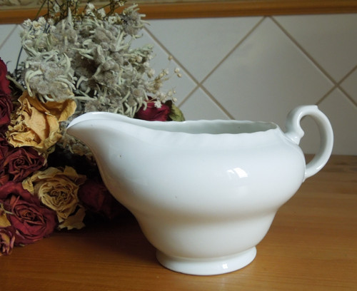 Starý značený porcelánový omáčník