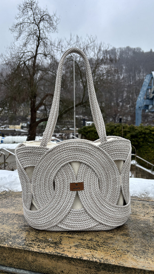Kabelka na zip v barvě caffè latte