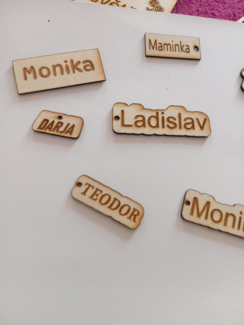 Cedulka / dřevěná /jméno malé