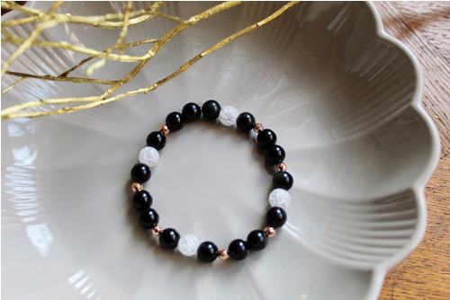 Minerální náramek (onyx + praskaný křišťál)