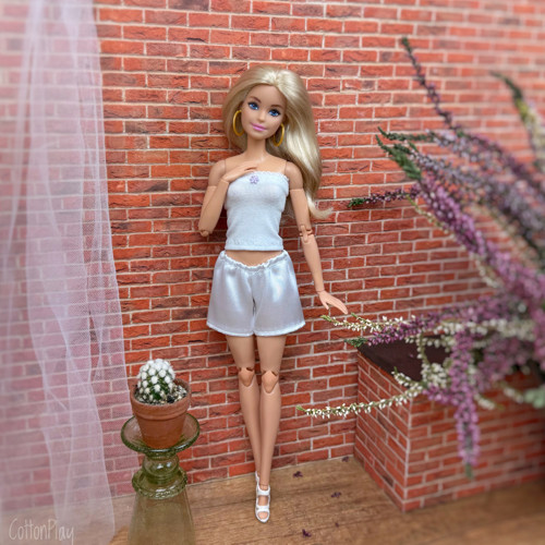 Bílé saténové šortky pro Barbie
