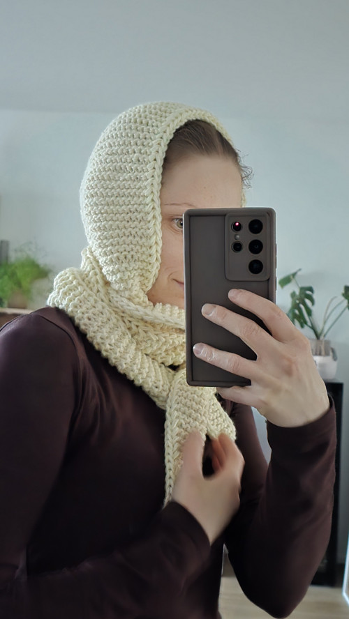 Trendová šála s kapucí krémové barvy.