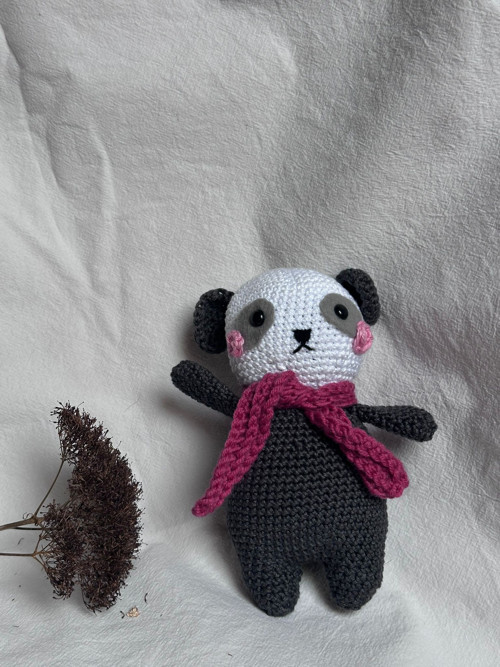 Roztomilá háčkovaná panda se šálou