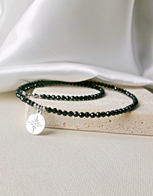 Náhrdelník spinel s medailonem — foto 1