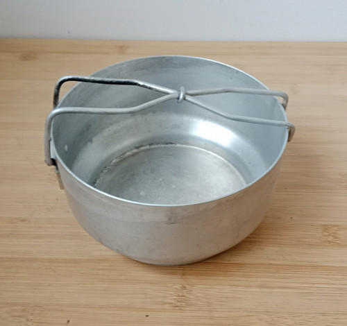 Část starého hliníkového ešusu