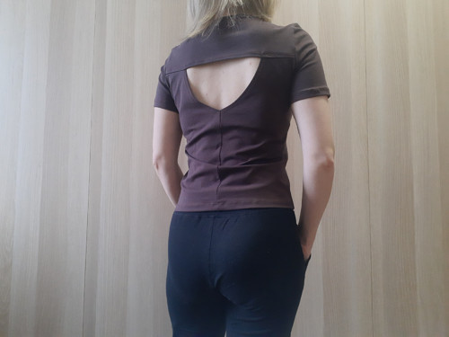 Tmavě hnědé tričko s průstřihem na zádech - vel.38
