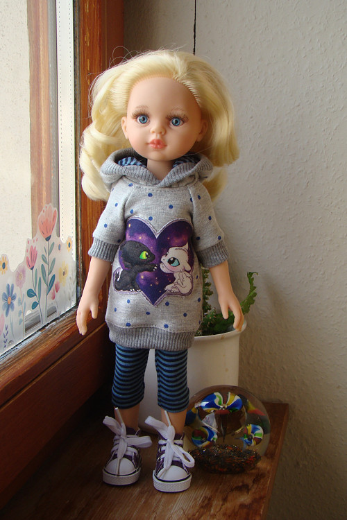 Paola Reina 32 cm - mikinošaty + legínky