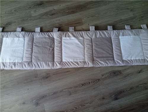 Kapsář / mantinel na zeď "puntíky"