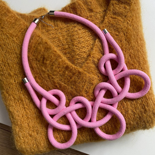 Uzlovaný náhrdelník baby pink