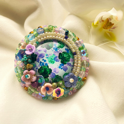 Vyšívaná brož Květy III.