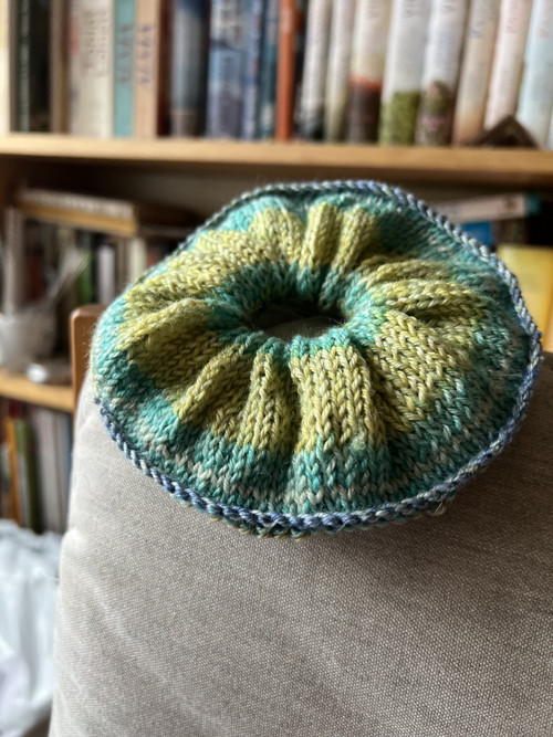 Pletená scrunchie - gumička do vlasů
