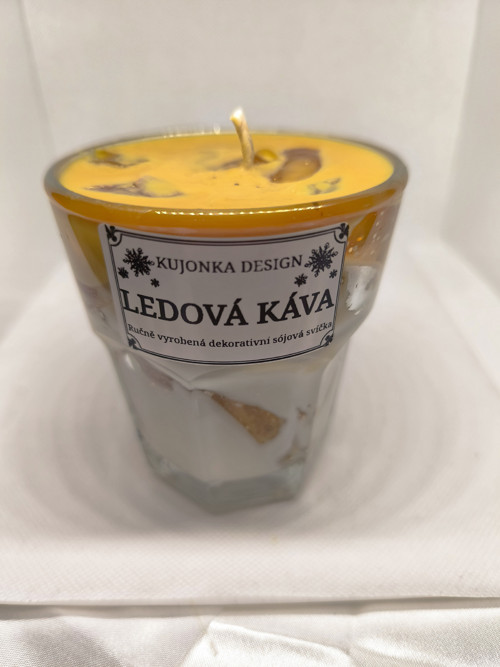Svíčka ledová káva s kostkami ledu. ️
