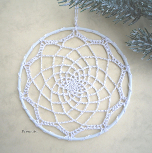Závěsná dekorace č.126 bílostříbrná průměr 12 cm