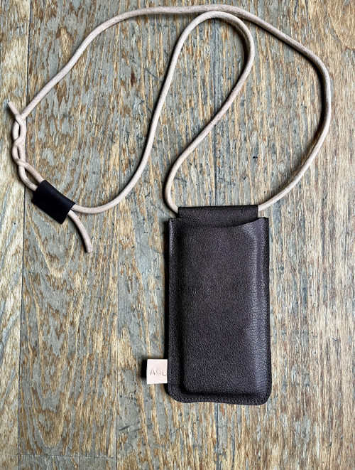 Kožené pouzdro crossbody na mobil hnědé s odlesky