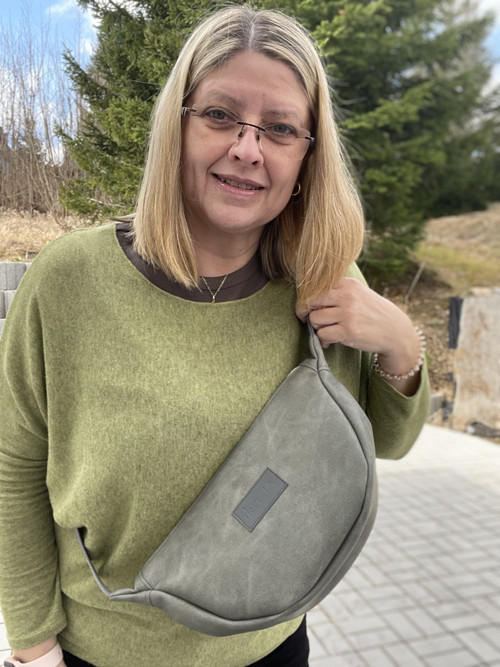 FLOW crossbody ledvinka zelenošedá