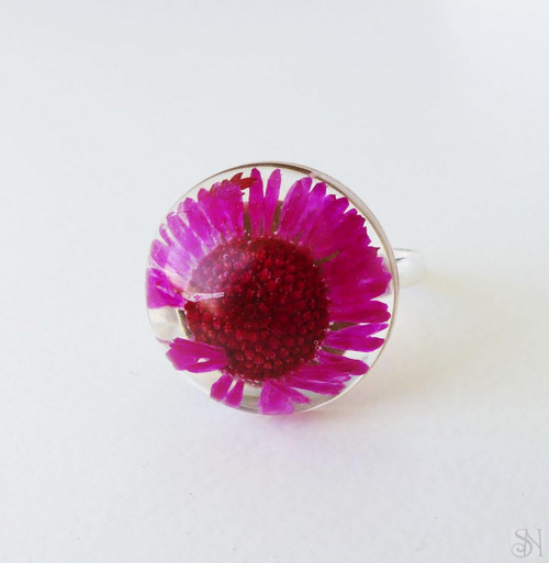 Handmade živicový polguľový prsteň - cyklámenový k