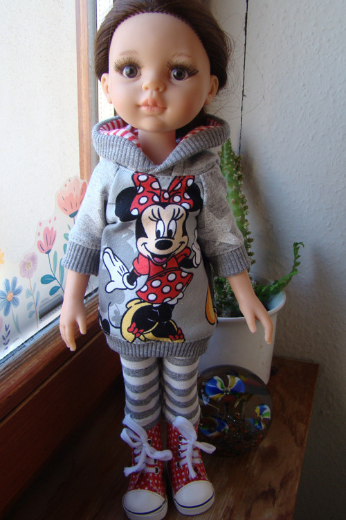 Paola Reina 32 cm - mikinošaty a legínky