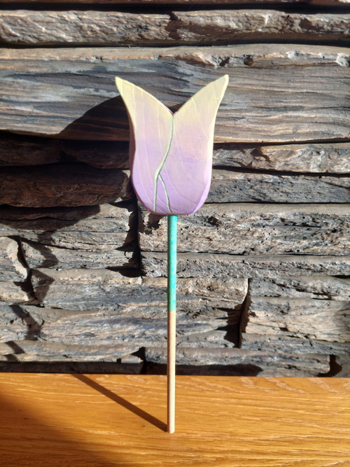 Malovaný dřevěný tulipán - Fialovo-žlutý